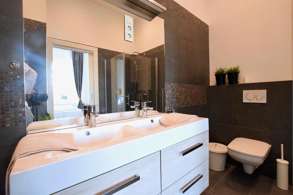 Luxury Apartment By Hi5 - Kiraly Street Suite 부다페스트 외부 사진