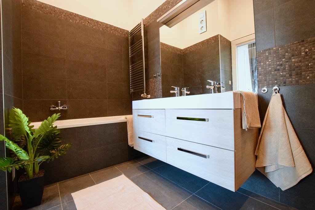 Luxury Apartment By Hi5 - Kiraly Street Suite 부다페스트 외부 사진