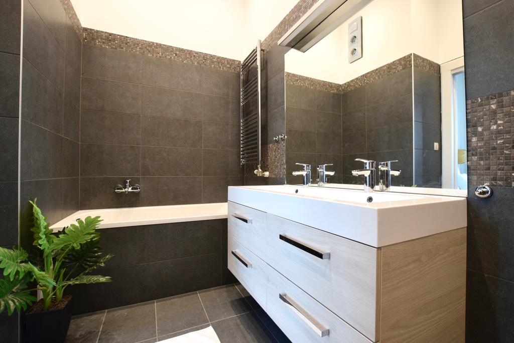 Luxury Apartment By Hi5 - Kiraly Street Suite 부다페스트 외부 사진