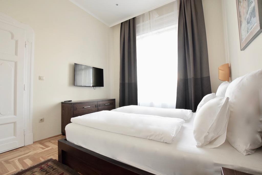 Luxury Apartment By Hi5 - Kiraly Street Suite 부다페스트 외부 사진