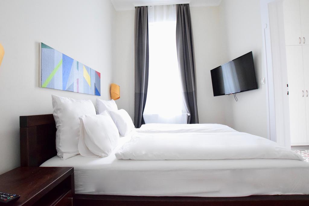 Luxury Apartment By Hi5 - Kiraly Street Suite 부다페스트 외부 사진