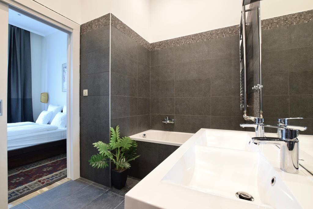 Luxury Apartment By Hi5 - Kiraly Street Suite 부다페스트 외부 사진