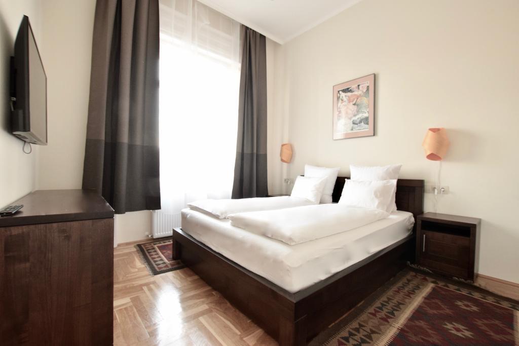 Luxury Apartment By Hi5 - Kiraly Street Suite 부다페스트 외부 사진